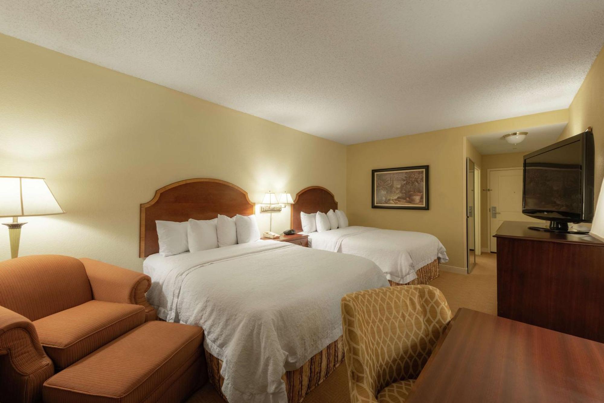 Hampton & - Hotel
