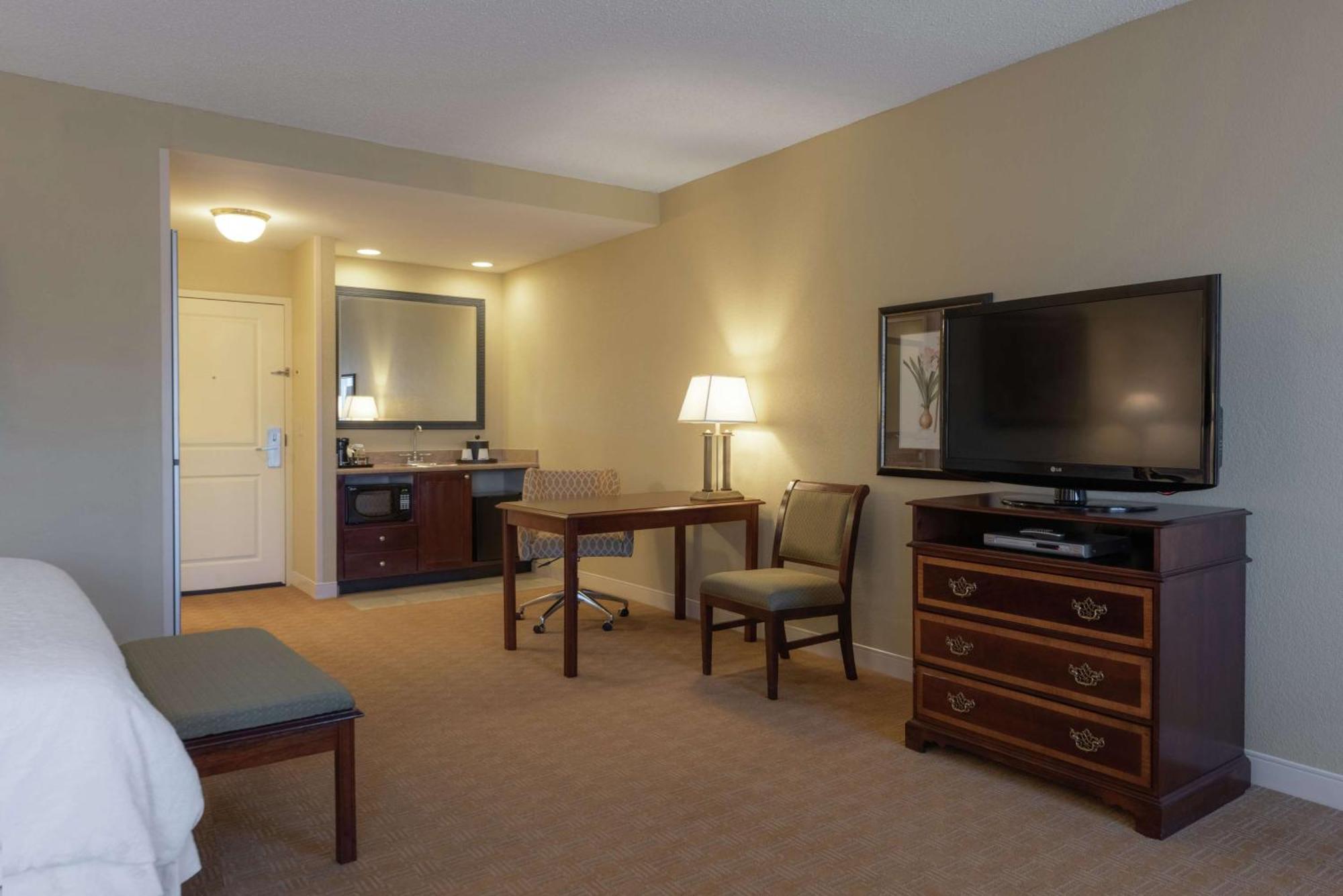 Hampton & - Hotel