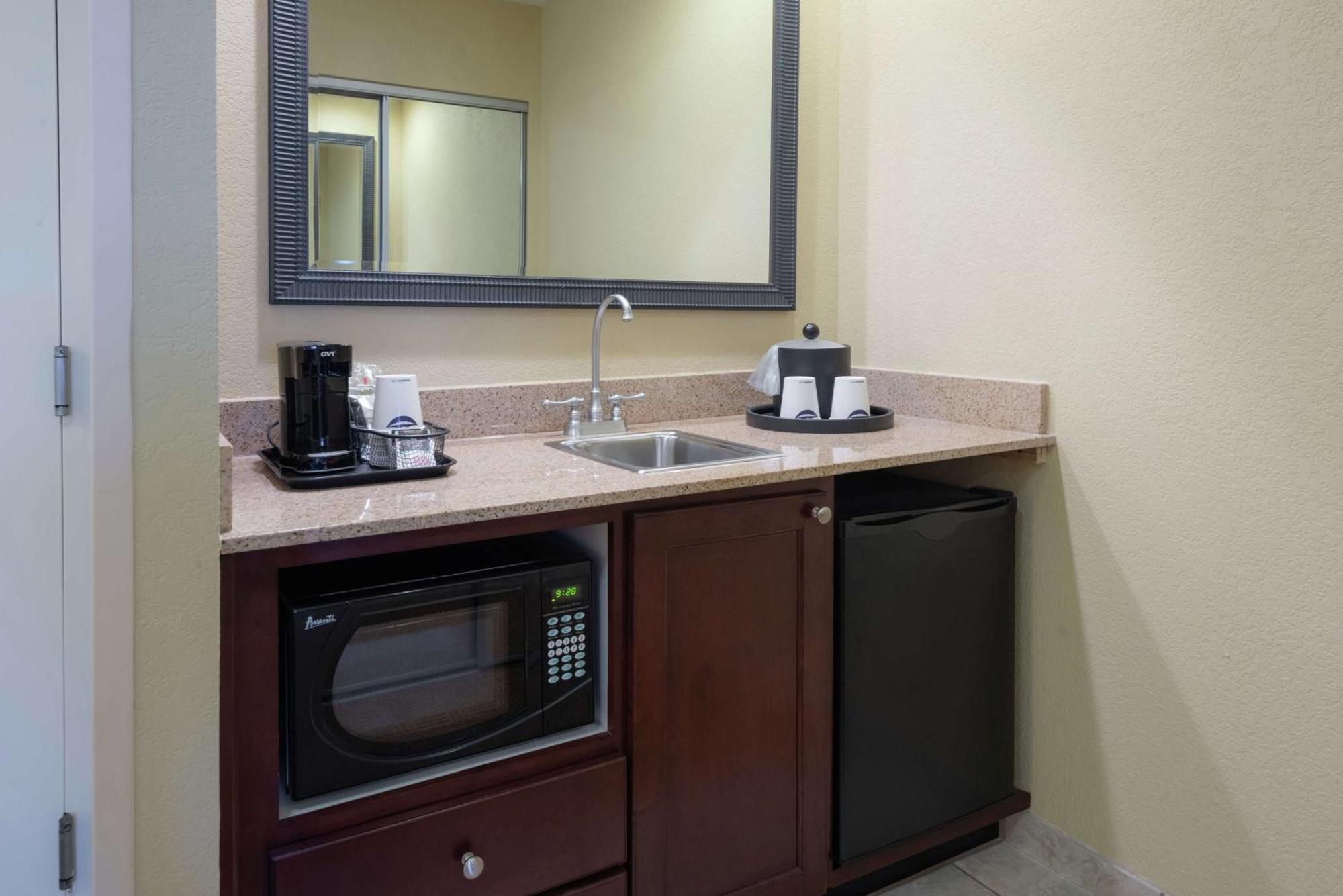 Hotel Hampton & -