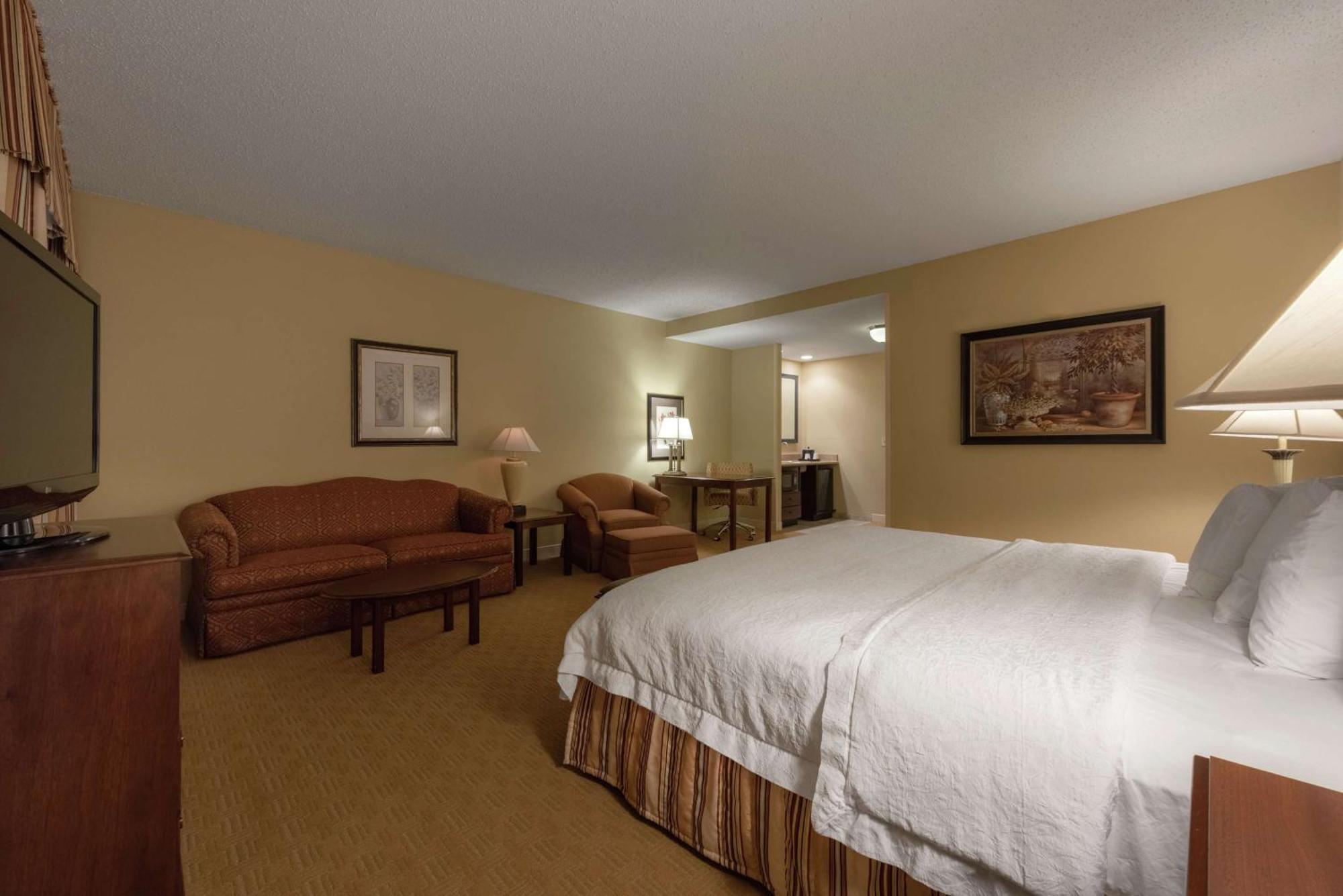Hampton & - Hotel