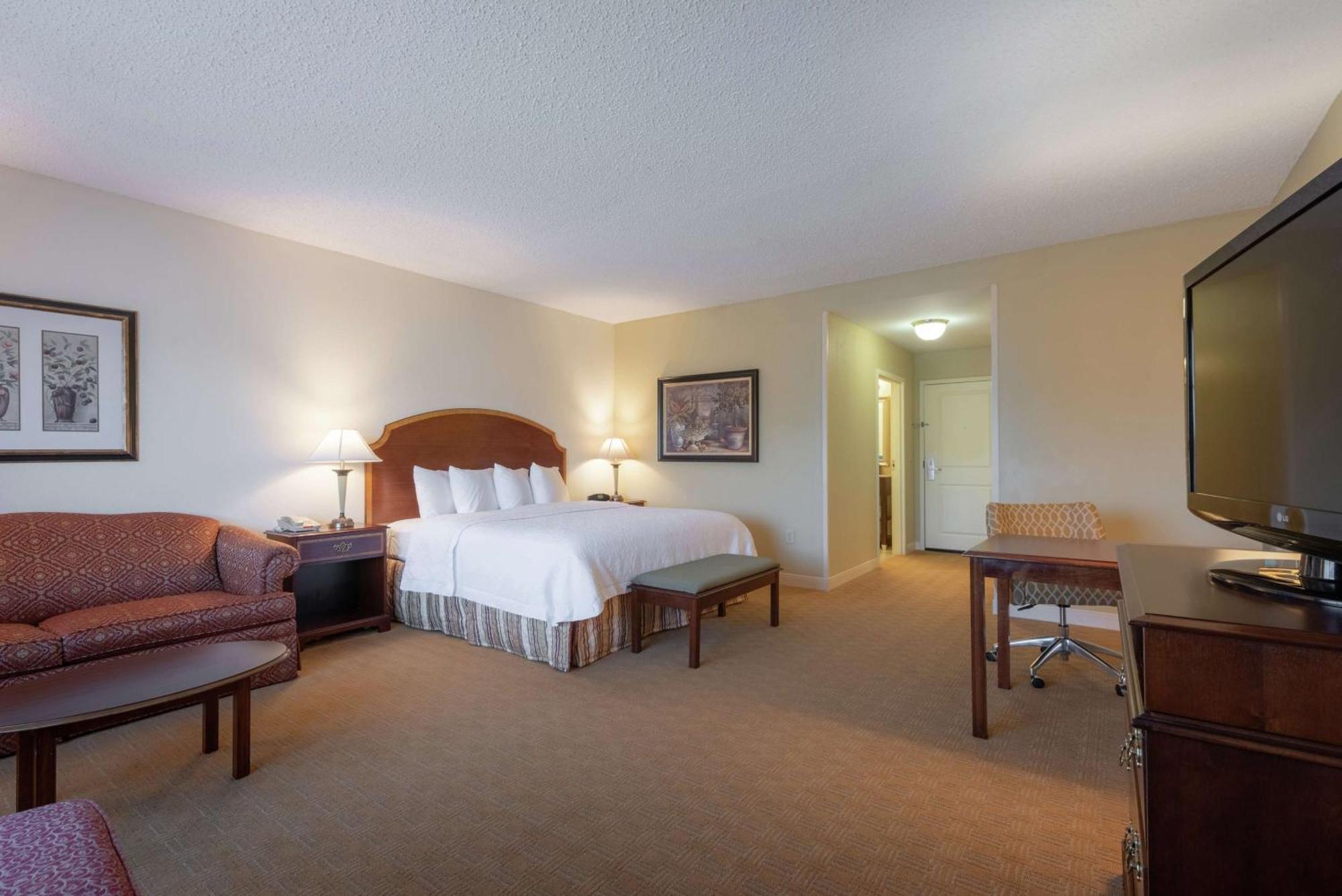 Hampton & - Hotel