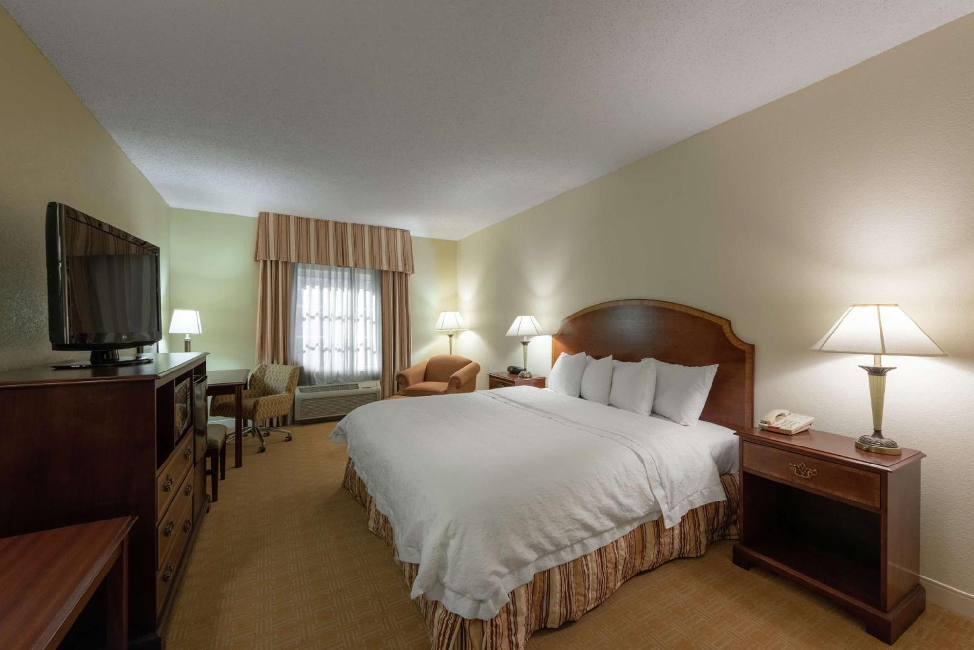 Hampton & - Hotel