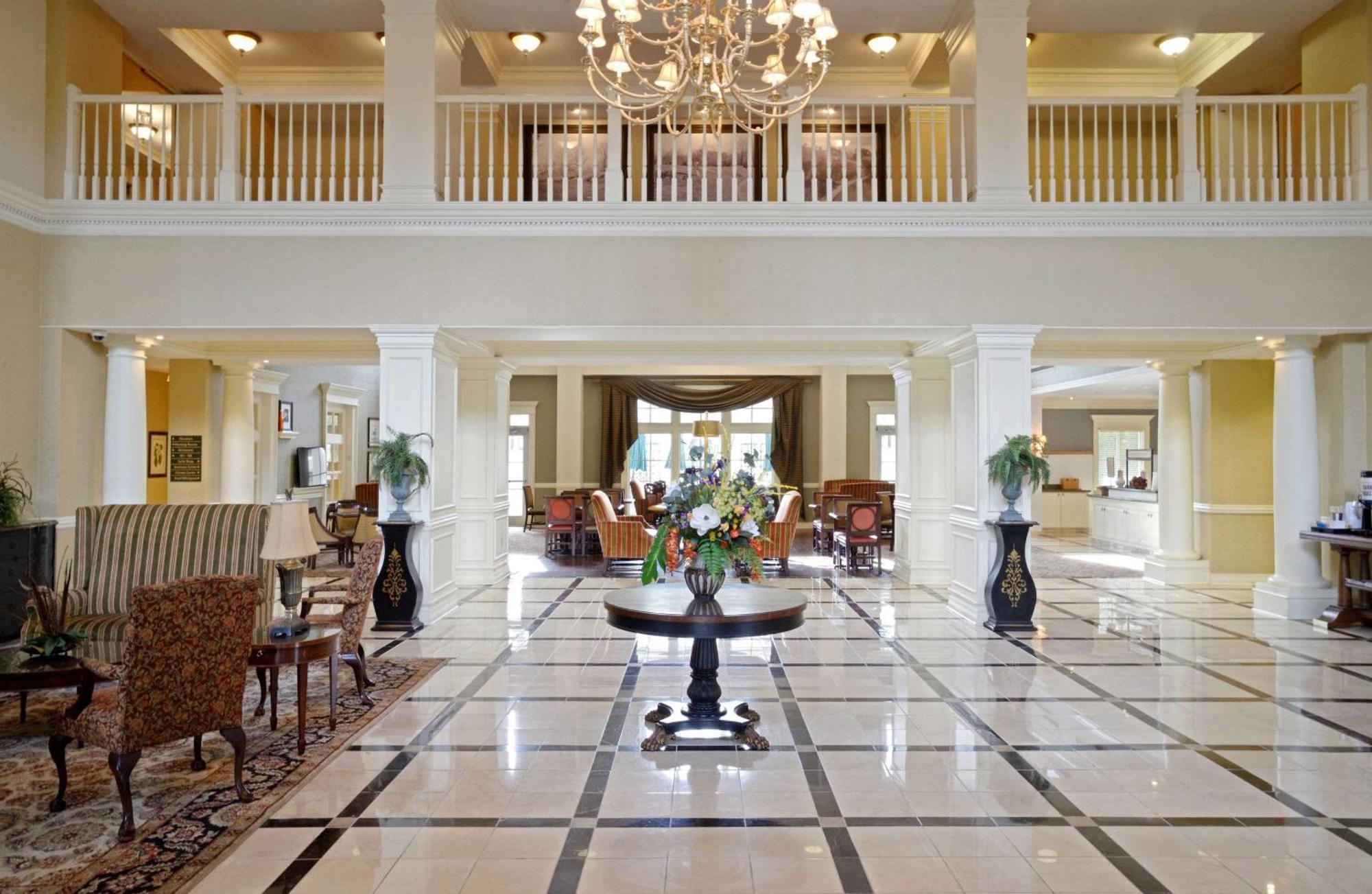 Hotel Hampton & -