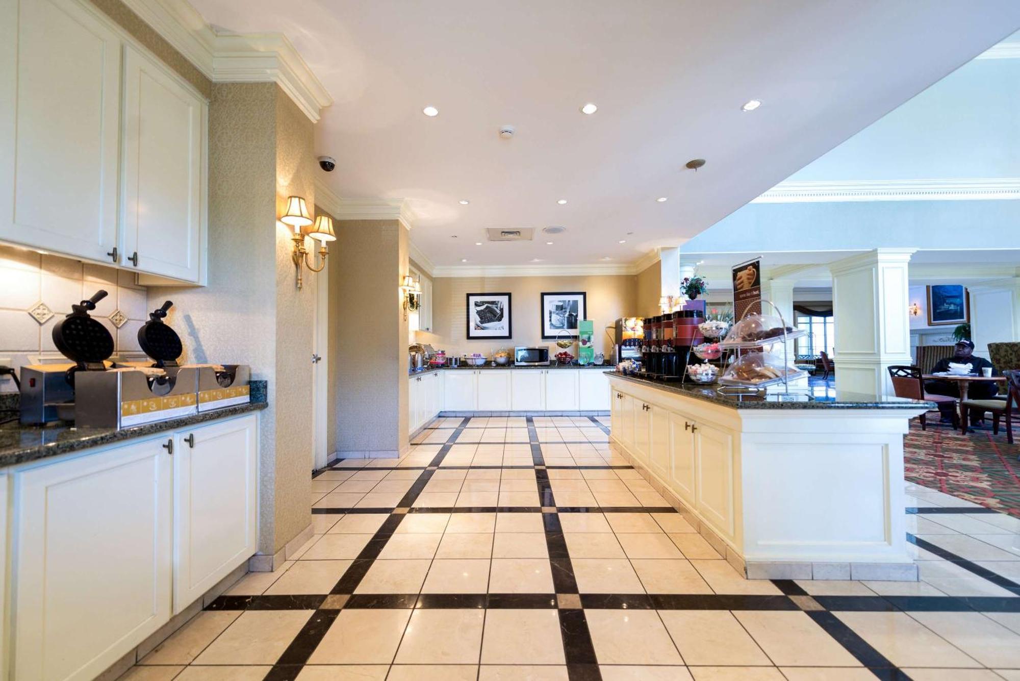 Hotel Hampton & -